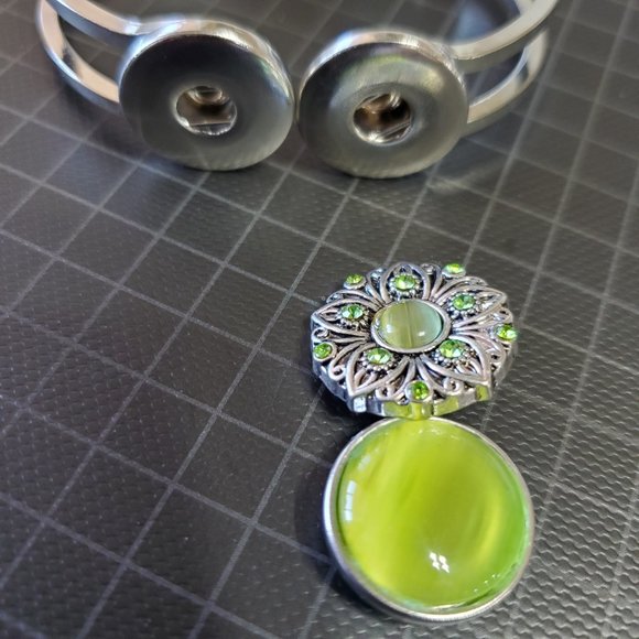 Spring hinged bracelet with dual button snap decor. Super cute Ginger/SNAP - Picture 8 of 8